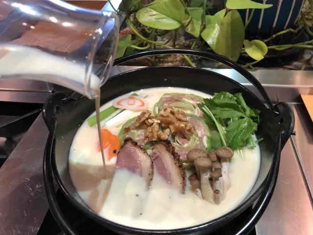 11月限定の「豚とキャベツの豆乳うどん鍋」