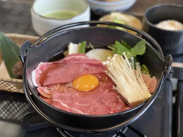 肉をふんだんに使った「牛肉うどん鍋」