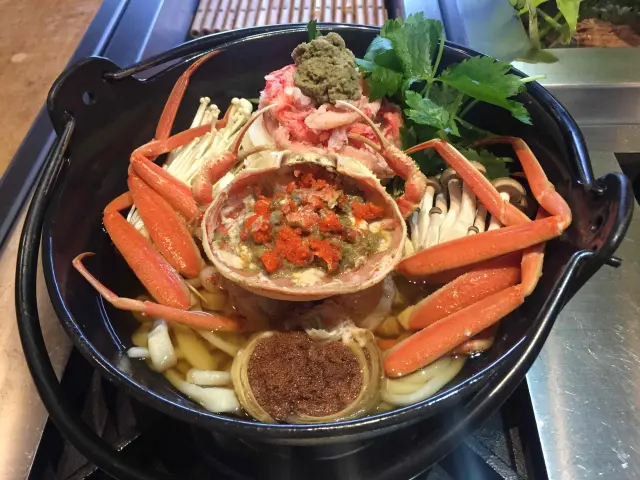 カニを贅沢に載せた「カニうどん鍋」