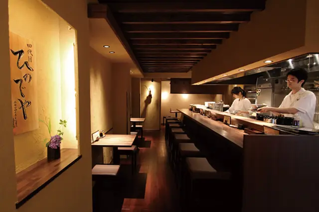 日本料亭のような雰囲気の店内