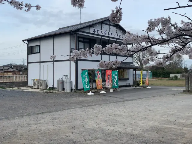 春の季節は桜も見られる店舗周辺