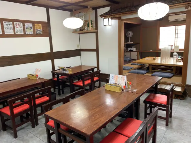 和の温もりを感じる店内