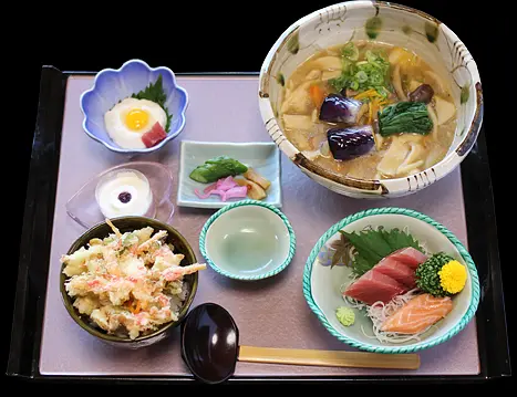 「煮ぼうとう」コースは多彩な料理を楽しめる