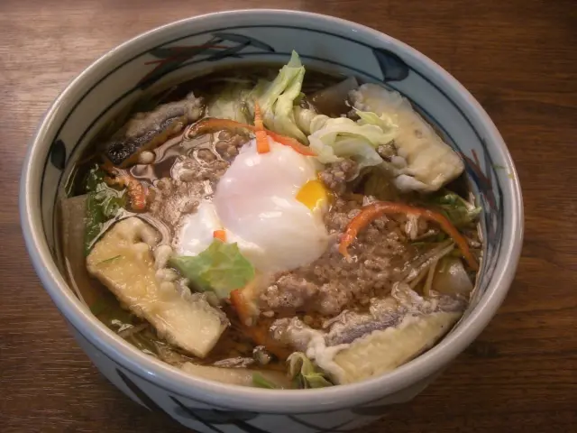 天ぷらがトッピングされた「こうのす川幅うどん」