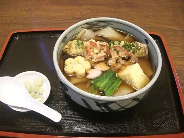 期間限定で提供する「川幅御三家うどん」