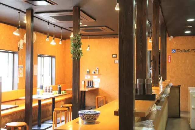 木の温もりを感じる店内
