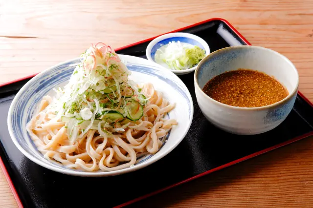 冷たいごまだれにつける「すったて」は夏季限定（5月〜9月）