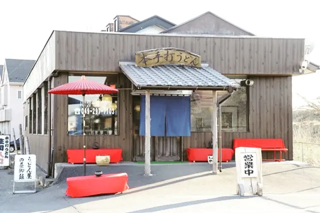 茶屋を思わせる店舗外観