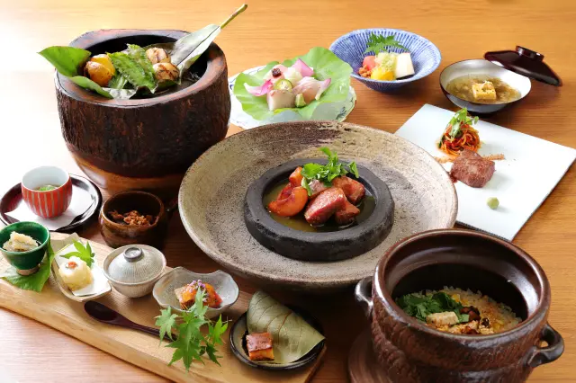 レストラン「山のは」では旬の地の食材を日本料理でいただける