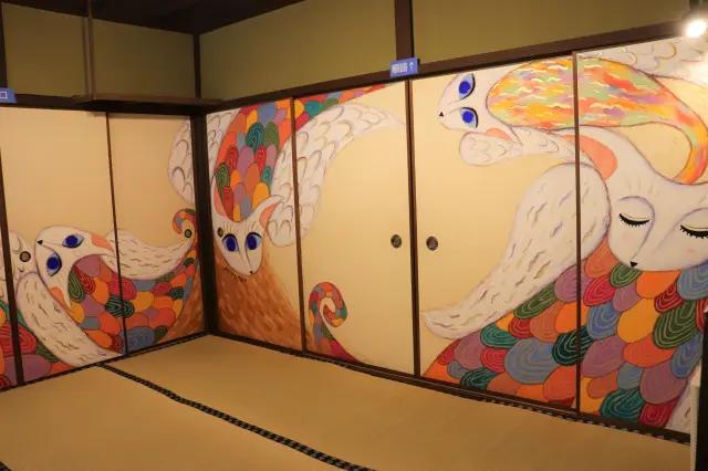 カラフルでかわいい襖絵は記念撮影スポットとしても人気