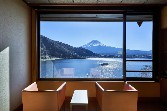 どの客室からも富士と湖の絶景が広がる