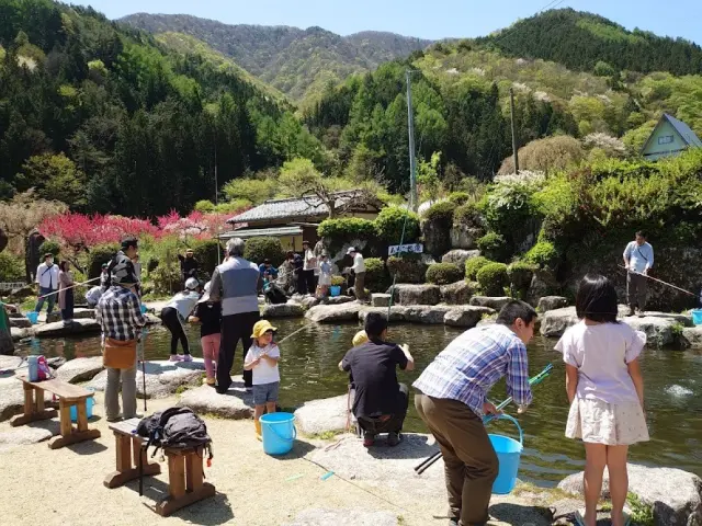 釣り堀は年齢を問わず大人気
