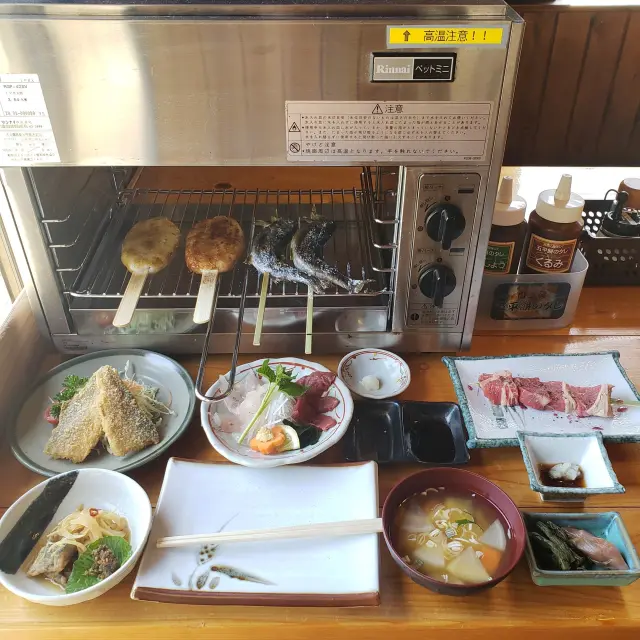 魚の塩焼きや五平餅など盛りだくさんの「はなももコース」