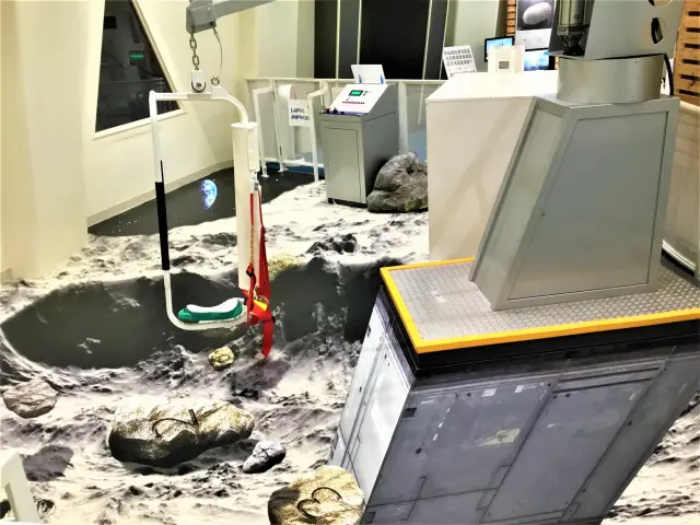 3階のムーンウォーカーでは、月の重力を再現