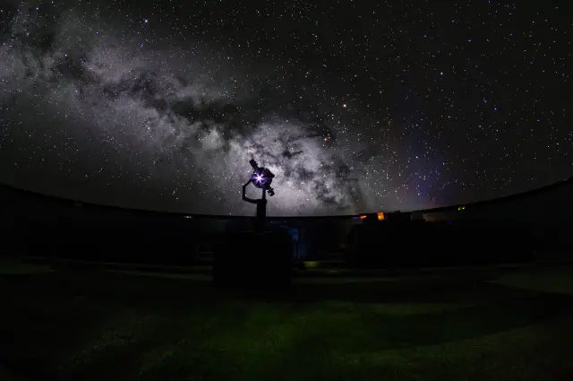 迫力ある星空を映し出す光学式プラネタリウムが人気
