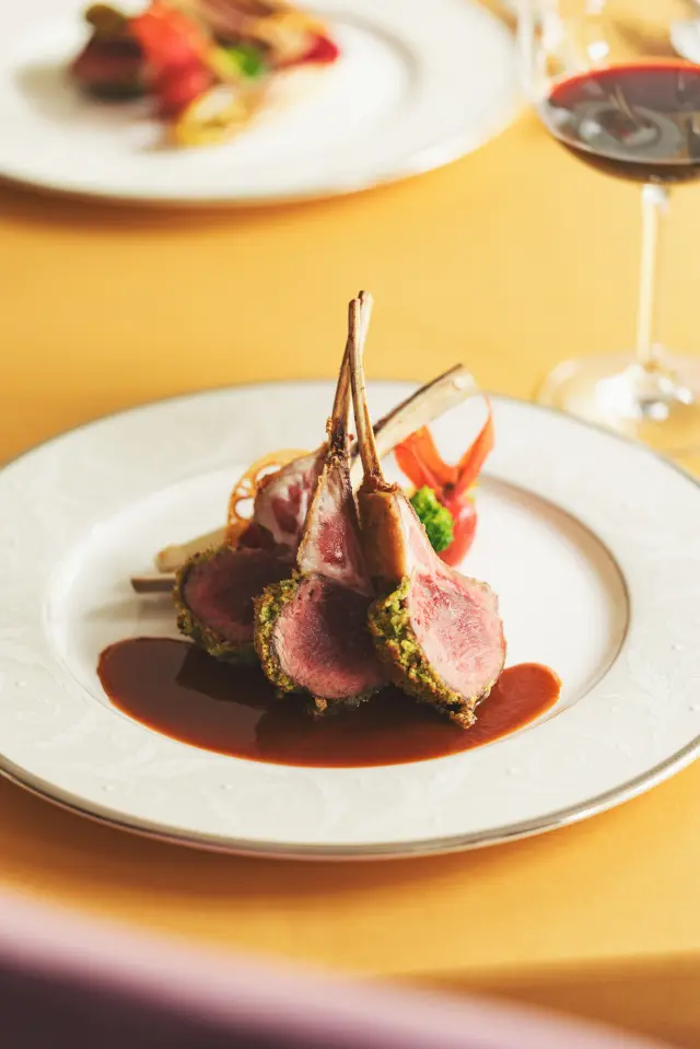 軽井沢の食材を使い、受け継がれたレシピで作った、上品なひと皿を堪能