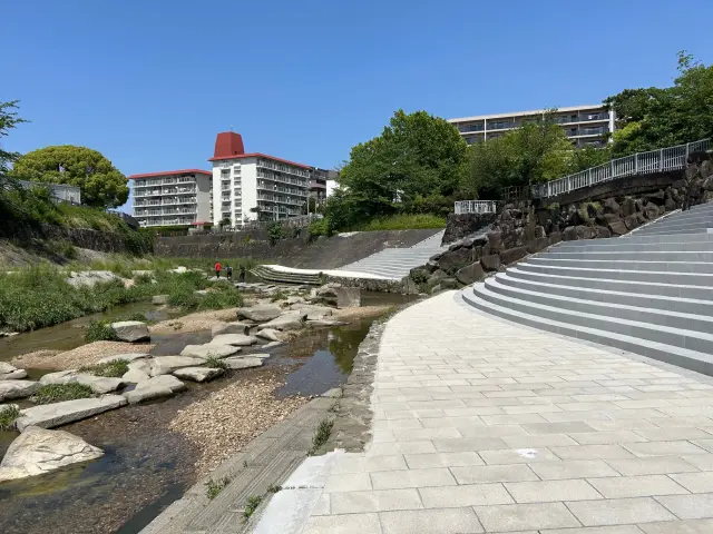水に親しみながら憩うことのできる親水広場周辺