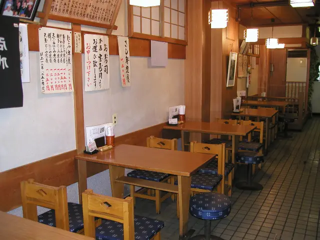 テーブル席と座敷の店内は家庭的な雰囲気