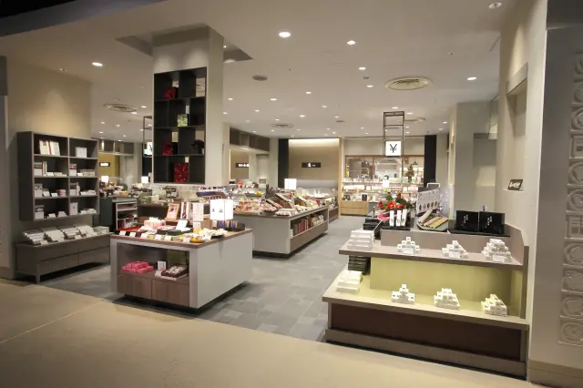 北陸の名産品が並ぶ「黒門小路」