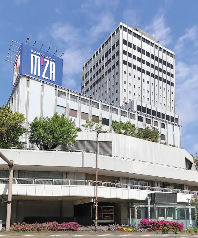 武蔵ヶ辻に立つ百貨店