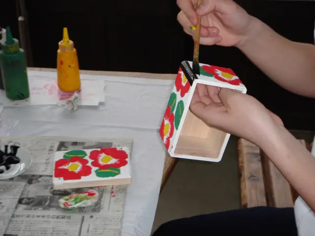 花手箱の絵付け体験は、小さい子どもでも気軽に挑戦できる