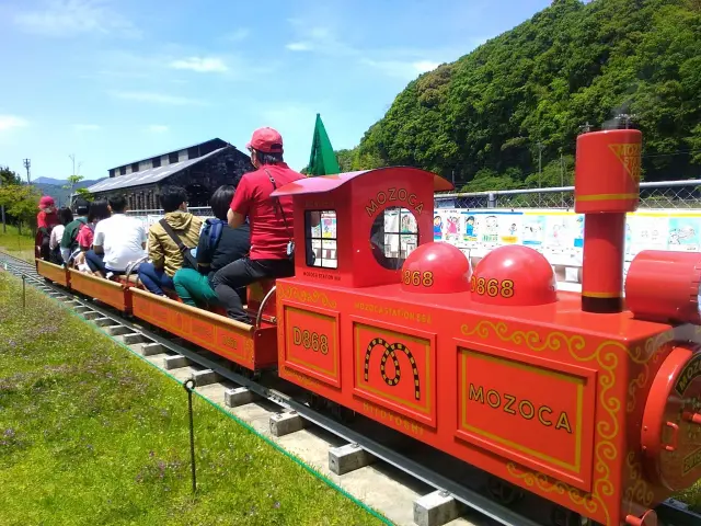 ミニチュアサイズのSL型アトラクションが疾走する様子は迫力満点