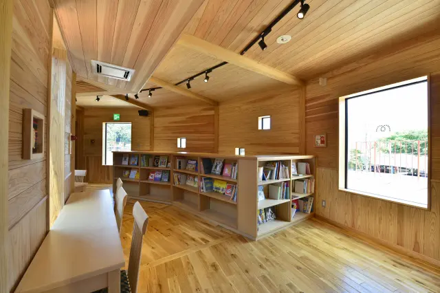 2階には図書館コーナーもあり