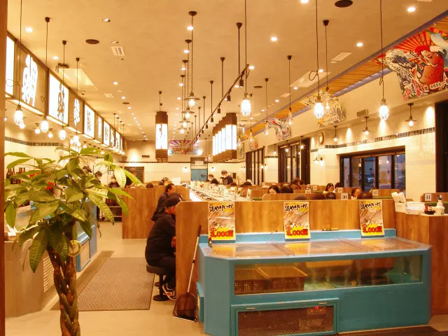 常に満席で活気ある店内
