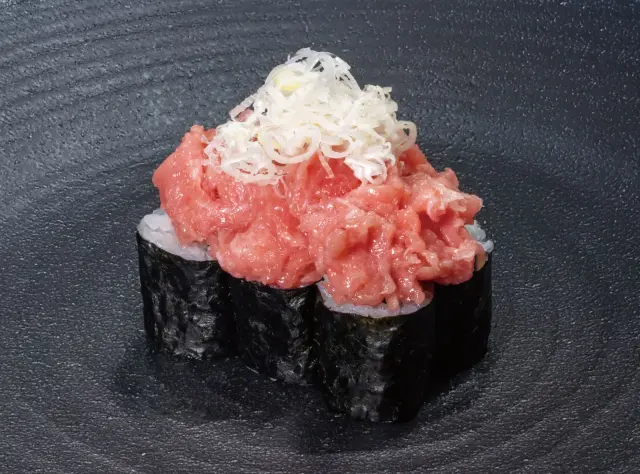 名物「清次郎ねぎとろ」！ かっぱ巻きの上にねぎとろがたっぷり