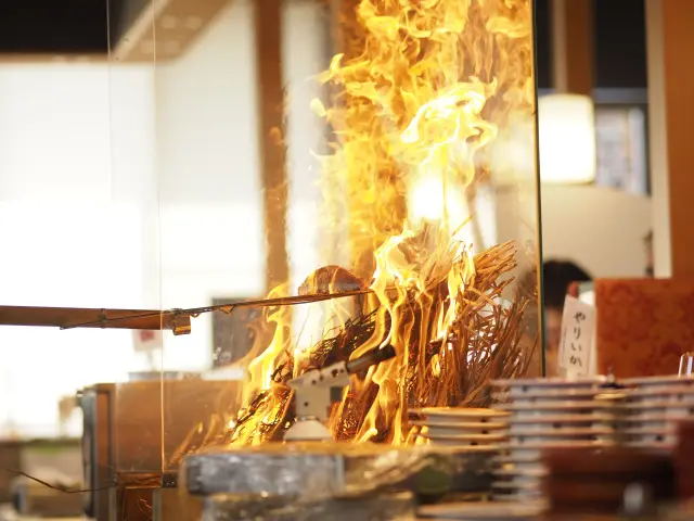 煙る香りが食欲をそそる「カツオわら焼きパフォーマンス」