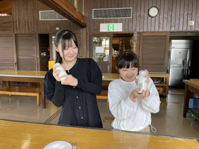新鮮な牛乳を用いたバターづくり体験