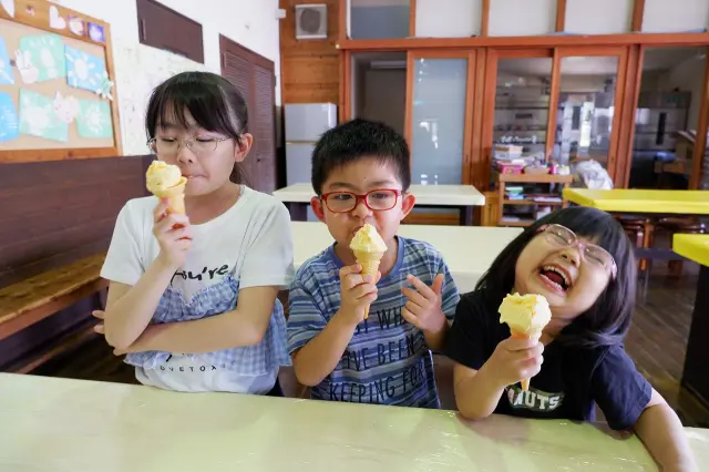できたてを味わえるミルクアイスづくり体験も人気