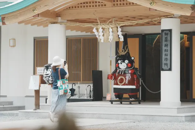 打扮成加藤清正公的等身大的熊本熊是热门拍照景点