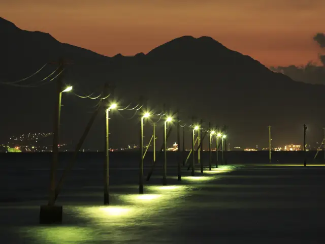 夜間は明かりが灯って幻想的な雰囲気に包まれる