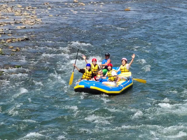 リバーガイドのサポートで体験できる「ラフティング」