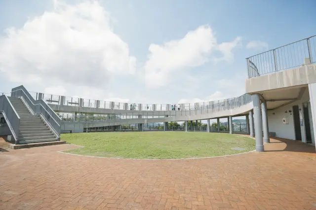 リニューアルされ、スペースが広くなった展望台
写真提供：（一社）長崎県観光連盟
