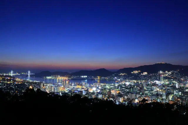 夜景スポットとしても知られ、「日本夜景遺産」にも認定される
写真提供：（一社）長崎県観光連盟