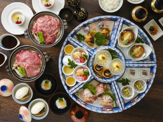 コース料理を円卓で囲んで楽しむ伝統の卓袱料理を会席仕立てにアレンジ