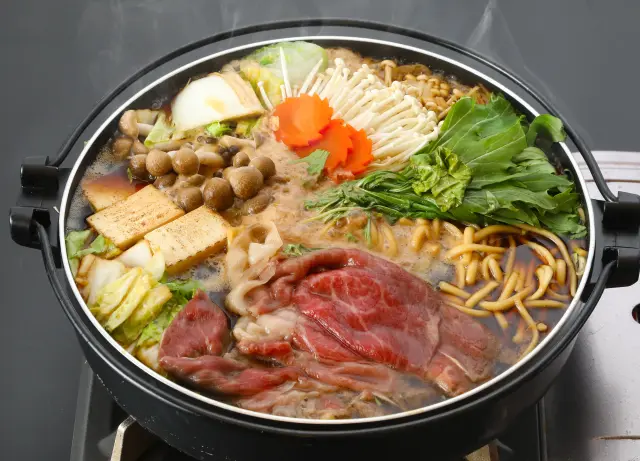 黒毛和牛のすき焼き。長崎らしいもちもちのちゃんぽん麺が入っている