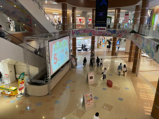 高さ20mの滝が流れる「滝のコート」など開放感ある館内