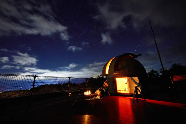 日中は八ヶ岳、富士山、南アルプスの絶景、夜は満天の星が広がる屋上デッキ