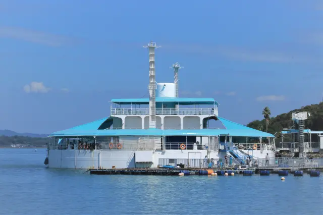 日本国内にもわずか2つという海に浮かぶ水族館