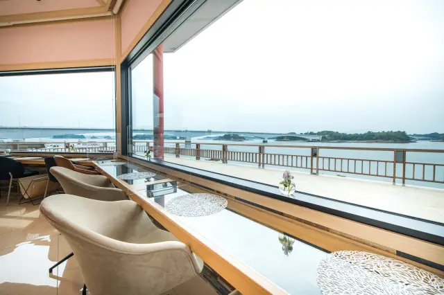 店内から天草の絶景を見渡せるカフェ