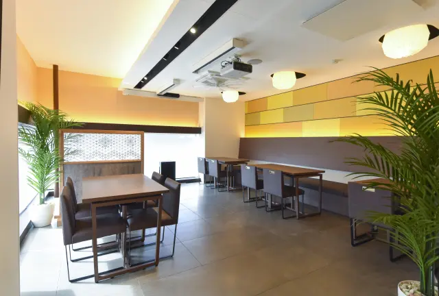和モダンで落ち着いた雰囲気の店内（テーブル席全20席）
