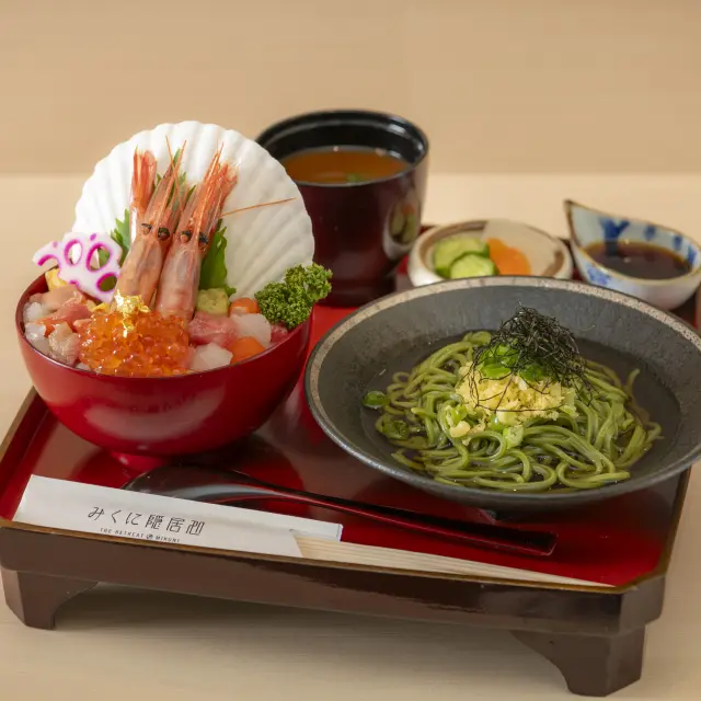 名物の北前廻船丼とわかめそばを楽しめるセット