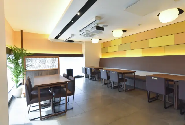 和モダンで落ち着いた雰囲気の店内（テーブル席全20席）