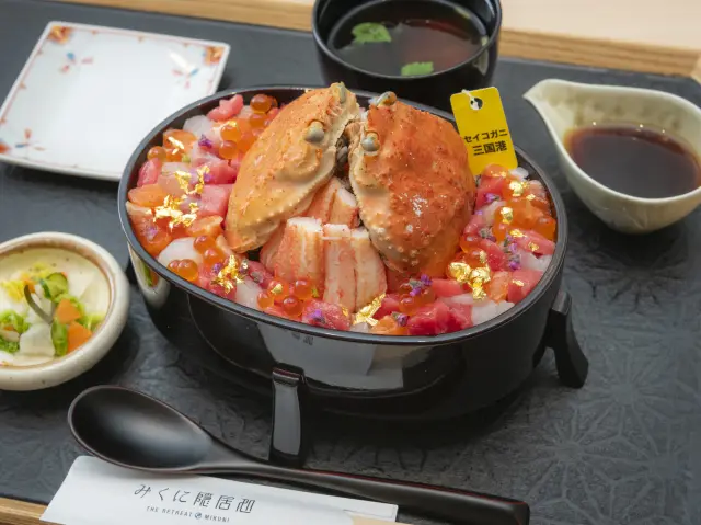 高級食材を贅沢にあしらった「蟹籠り」