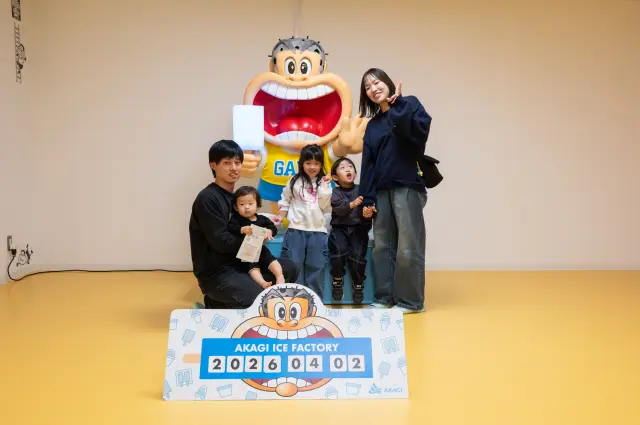 End the factory tour with a commemorative photo with GariGarikun.