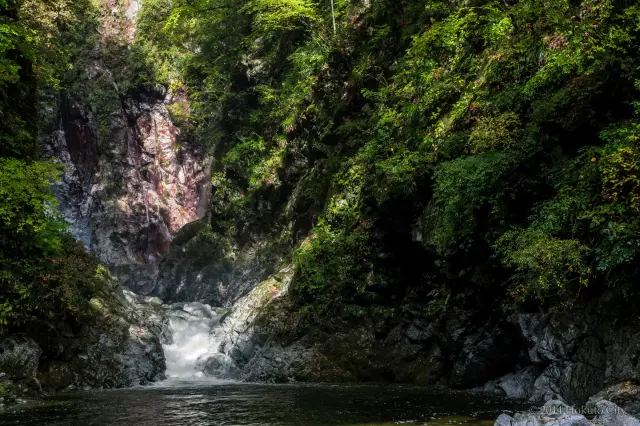 エメラルドグリーンの水を湛える千ヶ淵
