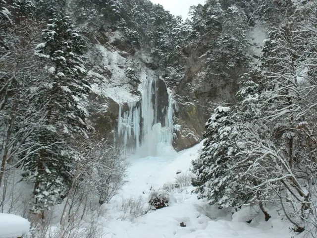 滝が結氷する冬
